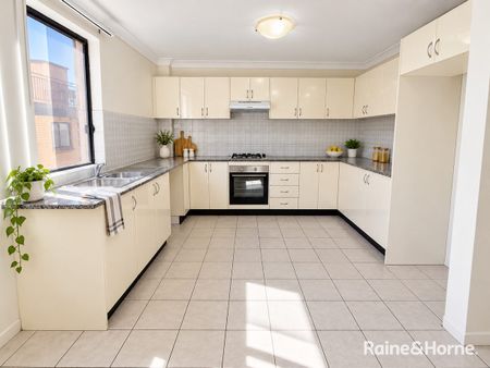 Spacious Split-Level 3 Bedroom Unit with Ensuite & Tandem Parking in Central Lidcombe - Photo 5