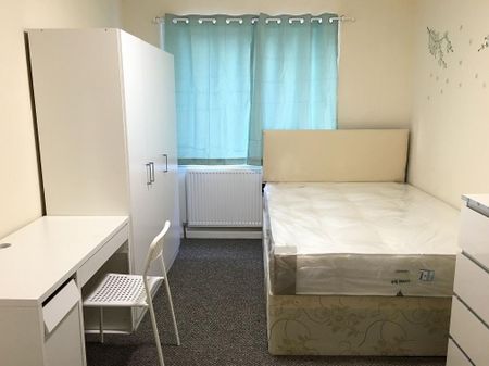 1 bedroom in a house share to rent - Photo 2