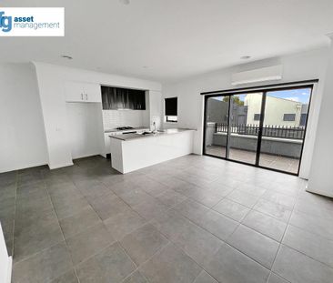 Modern & Spacious Three-Bedroom Townhouse in Prime Location! - Photo 5