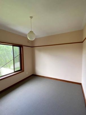 WALKING DISTANCE TO WARATAH VILLAGE, CLOSE TO NEWCASTLE CBD!!! - Photo 1