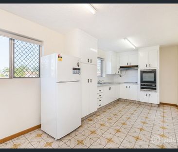 Large three bedroom unit in great location! - Photo 4