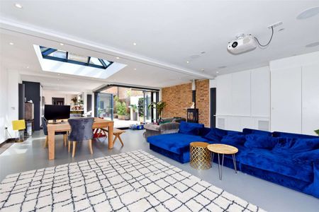 A fully-furnished and stylish home in a much sought after town centre location. - Photo 2