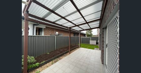 Modern 5 Bedroom - with 13.2 KW Solar Panel system - Photo 2