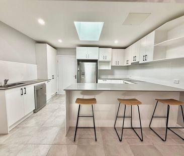 Private Two Bedroom Flat - Photo 3