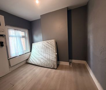 3 Bed Flat, High Road, IG1 - Photo 4