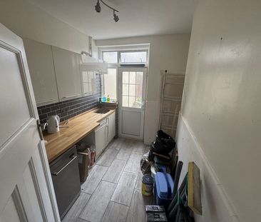 3 Bed Detached House, Elm Park Road, SE25 - Photo 3