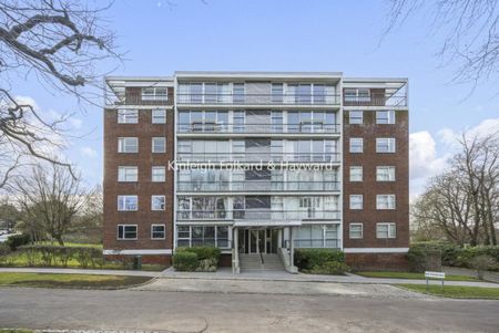 College Road, London SE21 - Photo 2