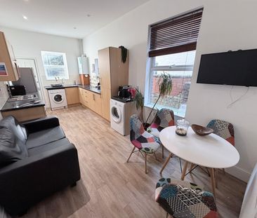 Room For Rent 52 Somers Road, Southsea - Photo 2