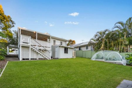 Beautifully renovated home with elevated outlooks - Photo 2