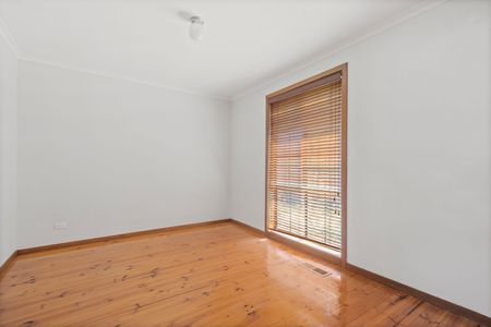 Charming 3-Bedroom Home with Abundant Natural Light in Mill Park - Photo 4