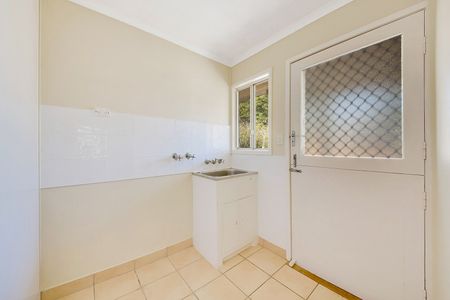 :: BREAK LEASE - NEAT AS A PIN, 3 BEDROOM FAMILY HOME - Photo 4