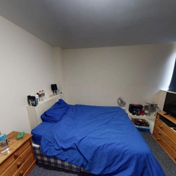 4 bedroom flat to rent - Photo 1