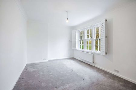 Superbly presented 3 bedroom house with garden and conservatory. - Photo 2