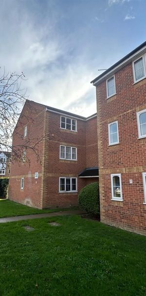 REDFORD CLOSE, FELTHAM - Photo 2