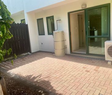 Spacious 3BR Townhouse in great location! - Photo 3