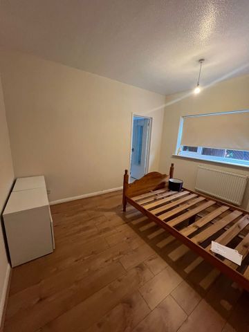 1 Bed Flat, Sherwood Gardens, IG11 - Photo 3