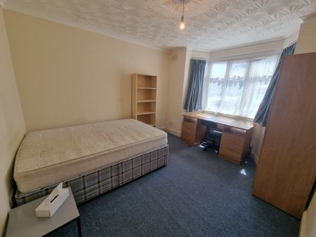 5 Bed Student Accommodation - Photo 4