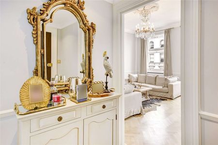 An immaculately presented three bedroom, two bathroom apartment on the third floor of this charming stucco fronted building with lift access. - Photo 2