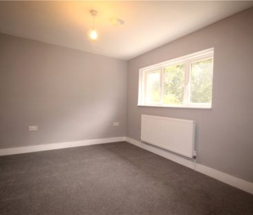 Applegarth Avenue, Guildford - Photo 2