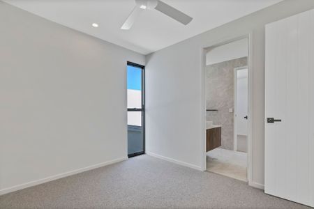 Luxurious Top Floor Unit with Terrace, Ocean Views. Water and Electricity Included! - Photo 2