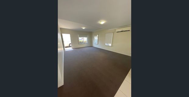 SPACIOUS FURNISHED 3 BEDROOM TOWNHOUSE WITH POOL IN COMPLEX! - Photo 1