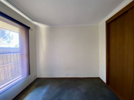 Convenient three Bedroom Home with private rear yard - Photo 2