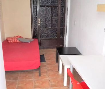 Large room for rent in 8-bedroom apartment in Argüelles - Photo 5