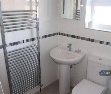 1 bedroom in a house share to rent - Photo 5