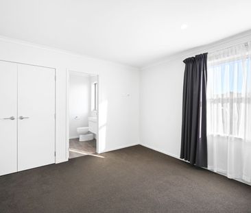 Stunning Three Bedroom Townhouse In Hamilton East - Photo 1