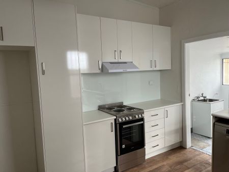 Charming 2-Bedroom House in the Heart of Erskineville - Photo 2