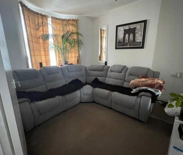 3 Bed Terraced House, Holbrook Road, E15 - Photo 3