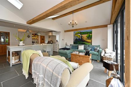 4 bedroom detached house to rent - Photo 2
