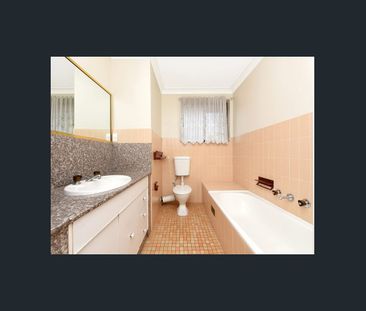 Spacious 3 Bedroom Apartment | Prime Location | Walk to Station - Photo 4