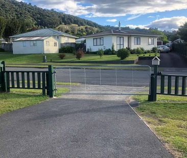 This stylish 3-bedroom family home in a safe neigh - Photo 1