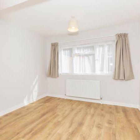 2 Bedroom, 1 bath, 1 reception Flat - Photo 3