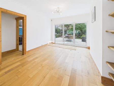 Sandringham Gardens, N12 0NY, London - Photo 2