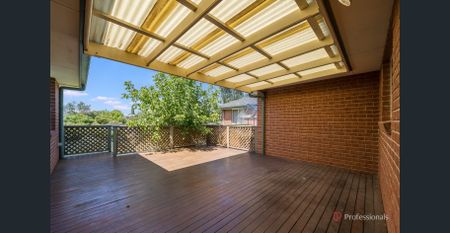 THREE BEDROOM TOWNHOUSE - CONVENIENT CBD LOCATION - Photo 5