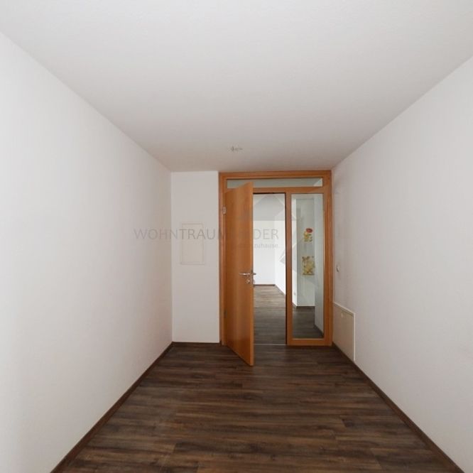 Gemütliche 2-Raum-Wohnung mit Dachterrasse und moderner Einbauküche! - Photo 1