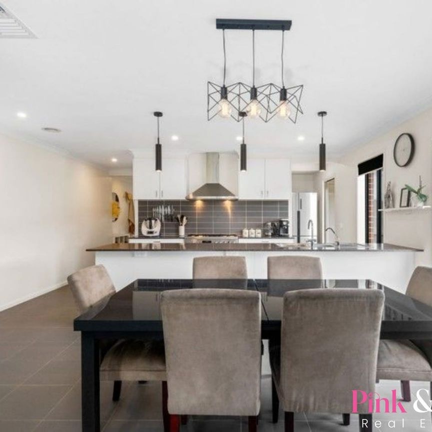 3 Bedroom Modern Family home for Rent! - Photo 1