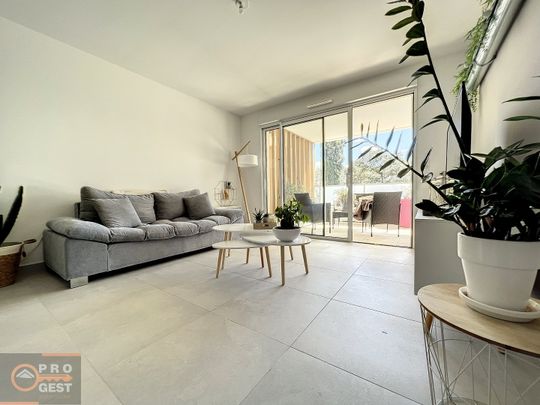 Location - Beau T2 en rez-de-chaussée avec grande terrasse et parking à Castries - Photo 1