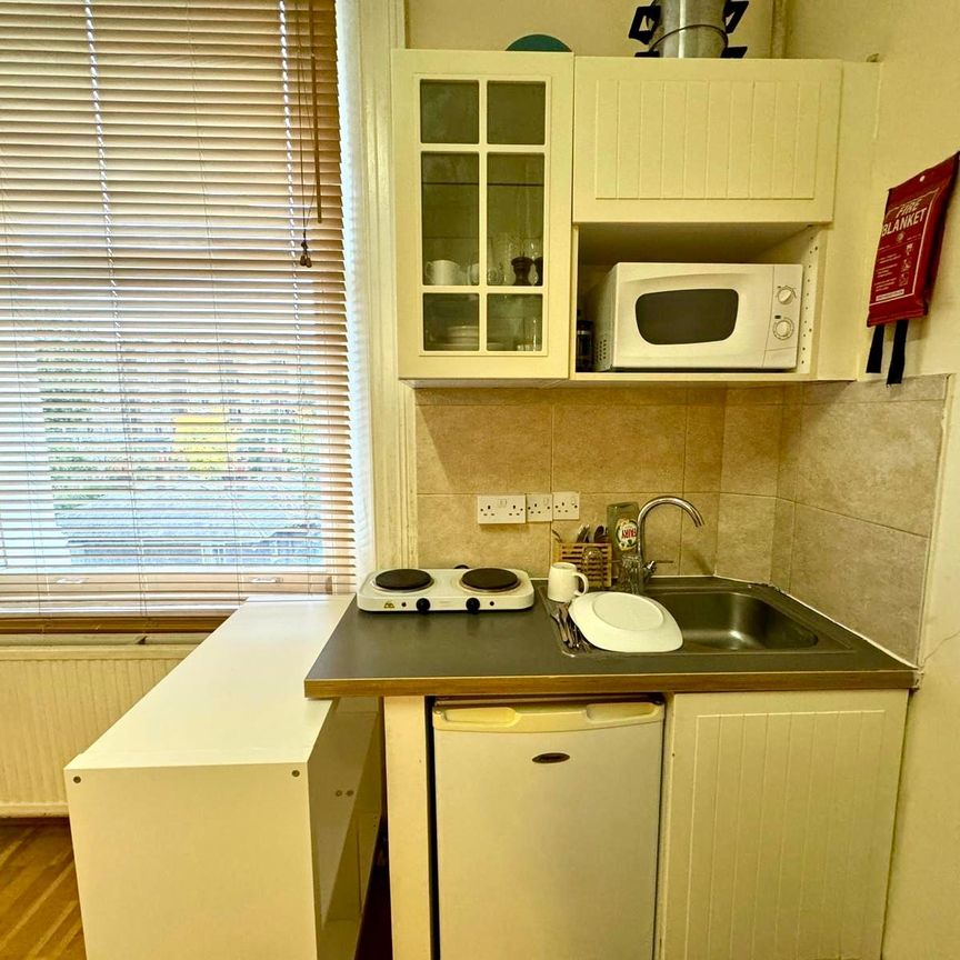 Linden Gardens, Notting Hill Gate, London, W2 - Photo 1