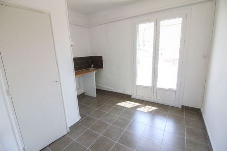 Appartement 3 pièces 57m2 MARSEILLE 5EME 737 euros - Photo 3