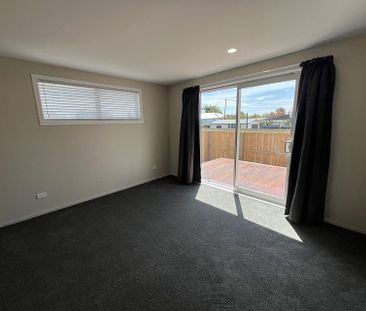 Brand New 3 Bedroom, 2 Bathroom home w/ sleepout - Photo 5