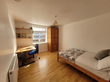 Room 5 Available, 12 Bedroom House, Willowbank Mews – Student Accommodation Coventry - Photo 3