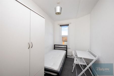 1 bedroom in a house share to rent - Photo 2