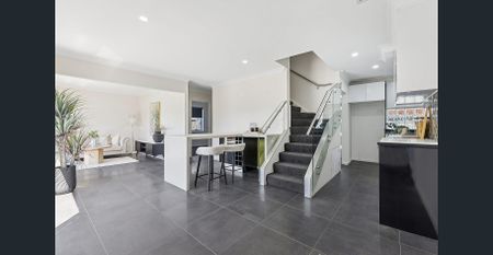 Ultra private haven in exclusive waterside address - Photo 2
