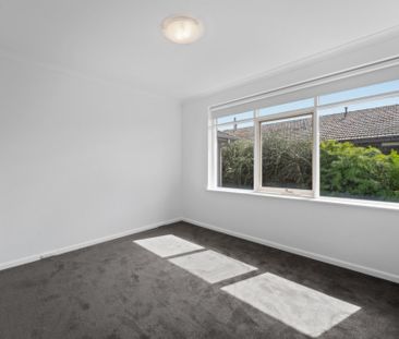 Beautifully Renovated Sun-Drenched Apartment in Boutique Block - Photo 1