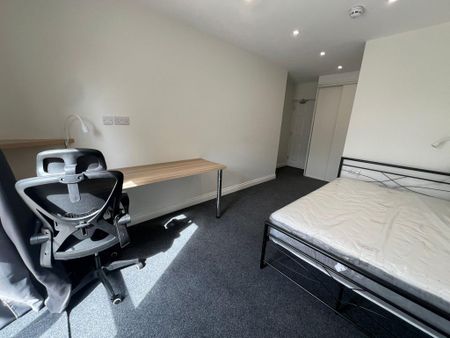 1 bedroom in a house share to rent - Photo 3