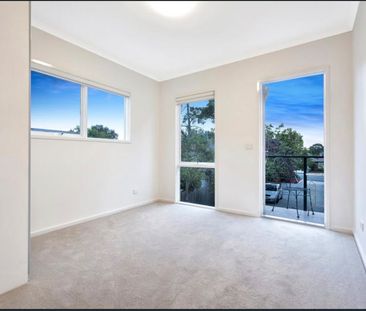 Modern 2BR Dual Level Home In The Heart Of Oakleigh - Photo 4