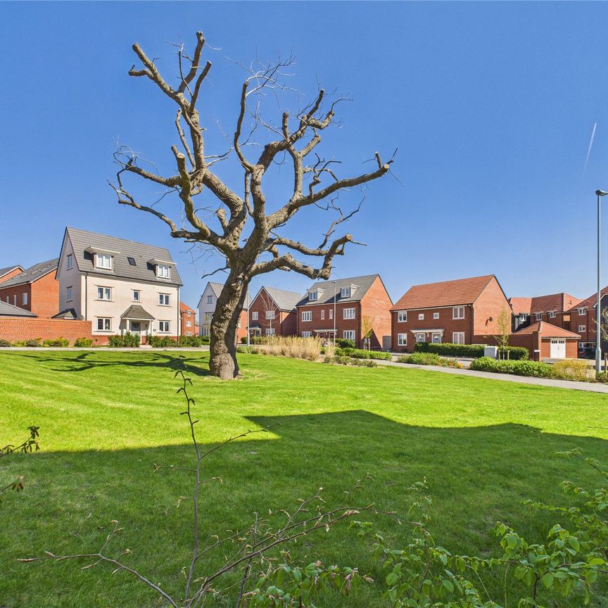 4 bedroom House in St. Georges Park, Bracknell - Photo 1